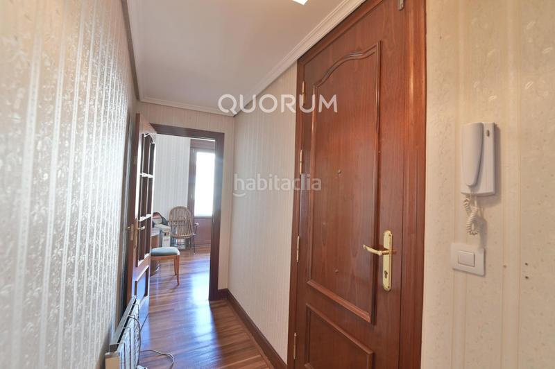 Foto b462a20f-bfe1-454b-b132-02235d4eb87e. Piso vivienda para reformar con balcón en abando en Bilbao