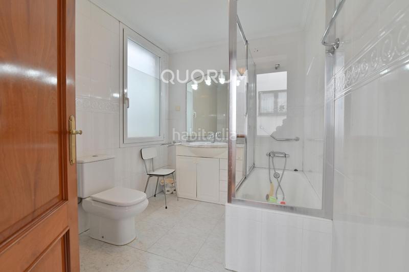 Foto b690cb94-6984-45dc-9620-e6547a86ca88. Piso vivienda para reformar con balcón en abando en Bilbao