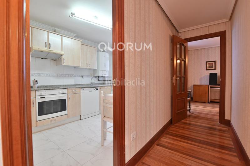Foto b85ecd04-dced-48fa-b394-6e0dcd94c0ef. Piso vivienda para reformar con balcón en abando en Bilbao