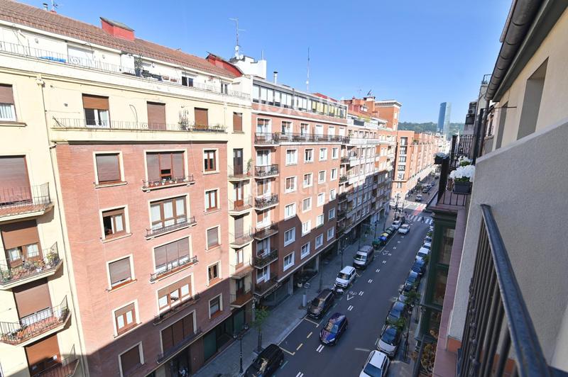 Foto dcf7c5a3-3efd-463e-9dbe-81fe46e56144. Piso vivienda para reformar con balcón en abando en Bilbao