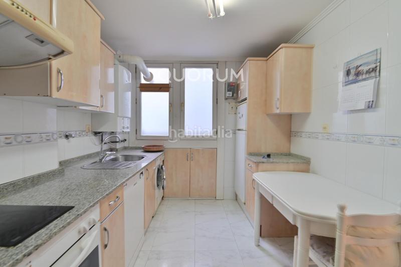 Foto f37ad82c-4ca1-4604-8e70-91d58c641940. Piso vivienda para reformar con balcón en abando en Bilbao