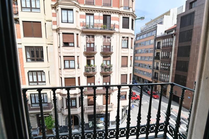 Foto 90ac9c69-aa9d-4980-a670-e87956fd690d. Alquiler piso luminosa y moderna vivienda de temporada con balcón en Bilbao