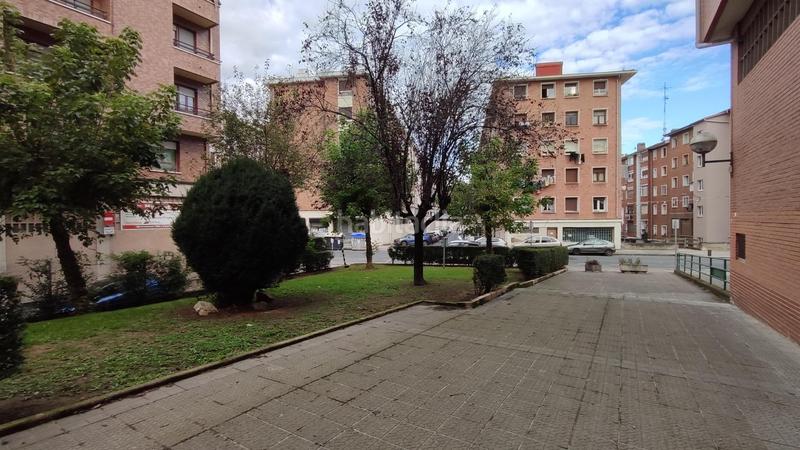 Foto 9d4433f5-d11f-4b9d-8f02-9d5a6969c4c4. Alquiler local comercial local en alquiler junto al mercadona de miribilla en Bilbao