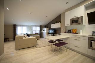 Miete Etagenwohnung  Calle fernandez del campo. Piso abuhardillado de 2 dormitorios en zona alhóndiga