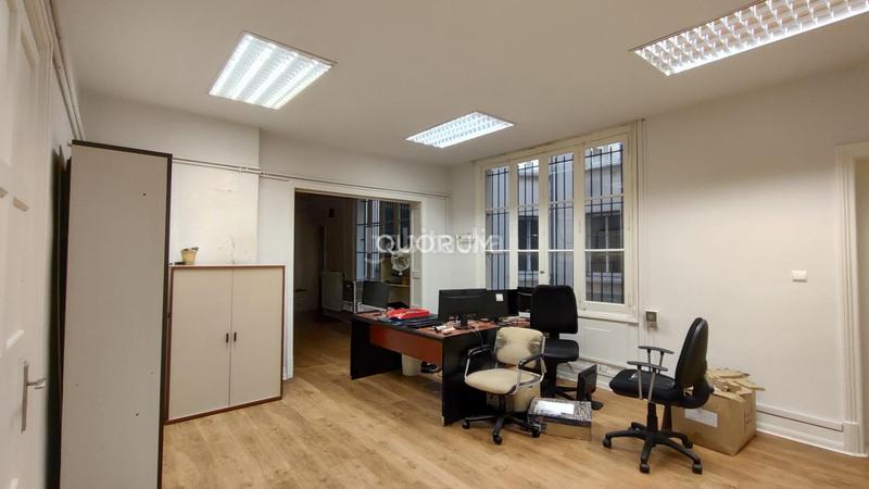 Foto 0fad46bb-e9a7-40c7-9522-7163b7277aa6. Alquiler oficina gran oficina en alquiler en edificio clásico en plaza jado en Bilbao