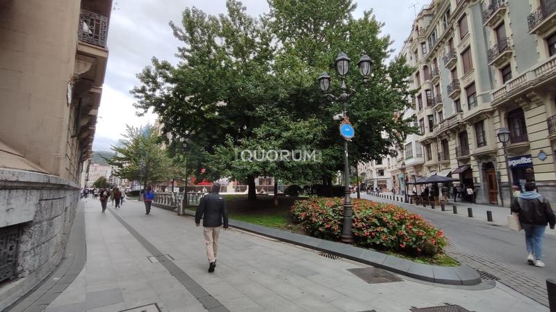 Foto 1b020732-77a9-426d-a9fc-1e8fbbf1a40d. Alquiler oficina gran oficina en alquiler en edificio clásico en plaza jado en Bilbao