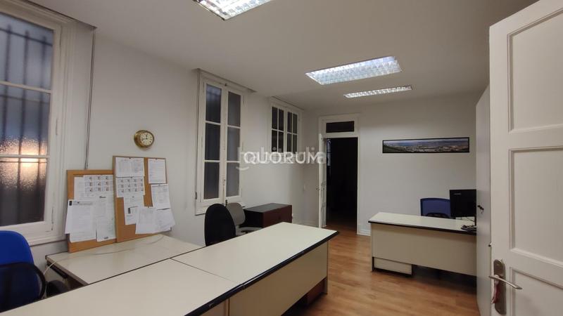 Foto ceb26d39-fd69-41cc-b8f2-e539b5dc8433. Alquiler oficina gran oficina en alquiler en edificio clásico en plaza jado en Bilbao