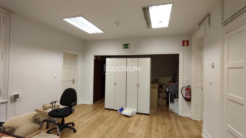 Foto e96aa77f-1f2c-4d63-9205-6e7552ea069d. Alquiler oficina gran oficina en alquiler en edificio clásico en plaza jado en Bilbao