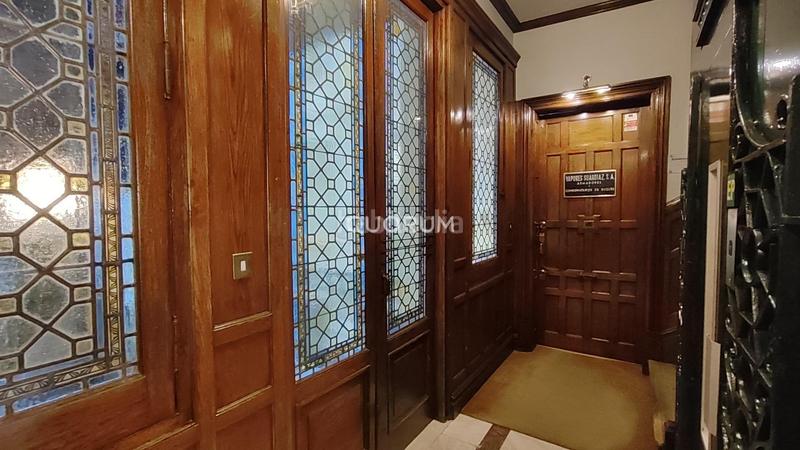 Foto eb9bec33-31d6-4659-bcec-d2af974d2552. Alquiler oficina gran oficina en alquiler en edificio clásico en plaza jado en Bilbao