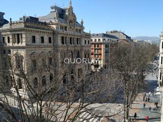 Location Appartement  Calle gran via. Vivienda señorial  reformada en la gran vía de 4 habitaciones y
