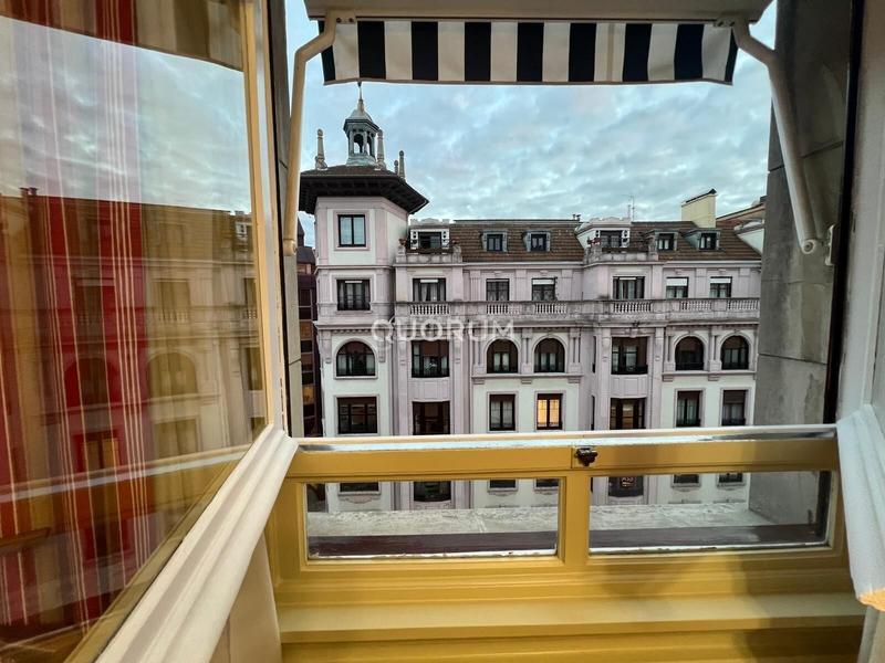 Foto dcaf2be4-4fd2-4b18-9191-d7298e9d6aaa. Alquiler piso amplia vivienda de 2 hab con terraza en moyua en Bilbao