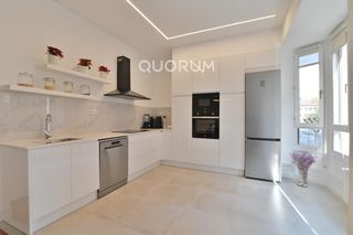 Piso  Calle euskalduna. Vivienda de 3 hab con apartamento independiente en abando