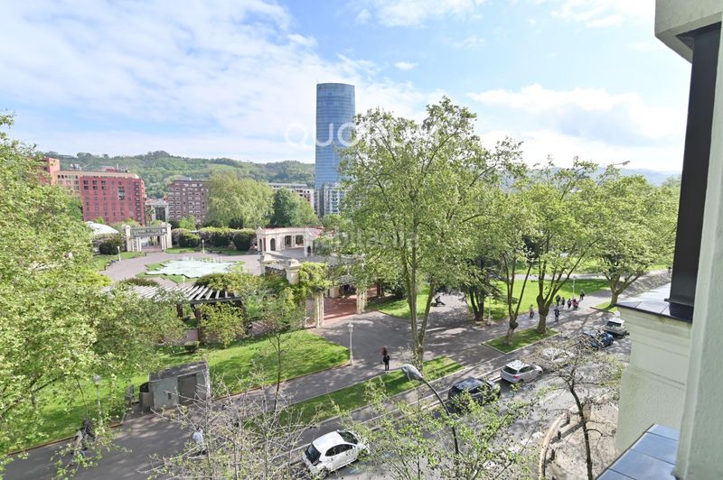 Foto 15184b47-47dc-49dd-adcf-b67f2c53d934. Pis a Abandoibarra - Guggenheim Bilbao