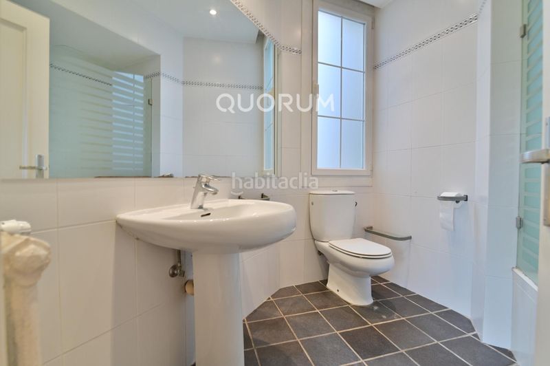 Foto 3aed4a0a-65ed-41c4-8f11-f620780938dc. Pis a Abandoibarra - Guggenheim Bilbao