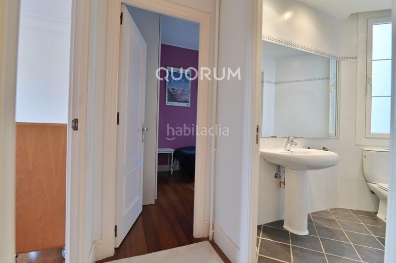 Foto 7bf8b6d5-d45c-4457-ae6e-2aebd1a28e48. Pis a Abandoibarra - Guggenheim Bilbao