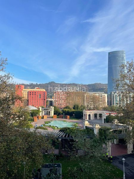 Foto a4883b41-d4b9-4c41-8da9-4bc73a748d4c. Pis a Abandoibarra - Guggenheim Bilbao