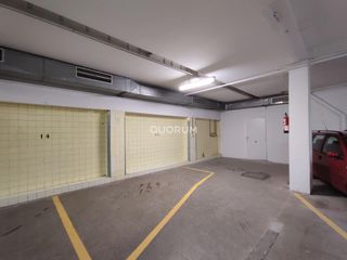 Parking voiture  Avenida avenida sabino arana. Parcela amplia con trastero anexo de 77 metros