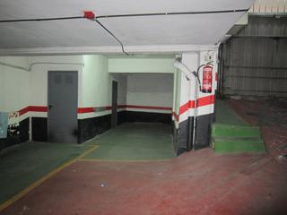 Aparcament cotxe a Centro-Ariz-Uribarri. Parcela de garaje y trastero en zona ariz