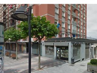 Lloguer Local Comercial a Pozokoetxe. Local comercial esquina con la plaza de la calle madrid en zona