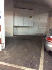 Aparcament cotxe a Urbi. Garaje para coche mediano con buena maniobra en zona urbi.