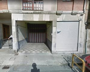 Aparcament cotxe a Kalero-Basozelai. Garaje con trastero en zona ayuntamiento