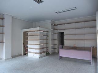 Local commercial à Centro-Ariz-Uribarri. Local comercial con escaparate,  esquina en  en zona ariz