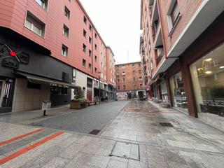 Location Local commercial à Centro-Ariz-Uribarri. Local amplio diáfano en buen estado con buena altura en pleno co