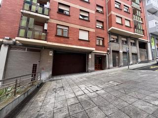 Parking voiture à Kalero-Basozelai. Parcela de garaje para coche grande en zona estación