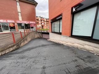 Parking voiture à Galdakao. Parcela de garaje para coche grande en aperribai