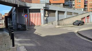 Parking voiture à Urbi. Parcela de garaje cerrada con entreplanta en zona urbi