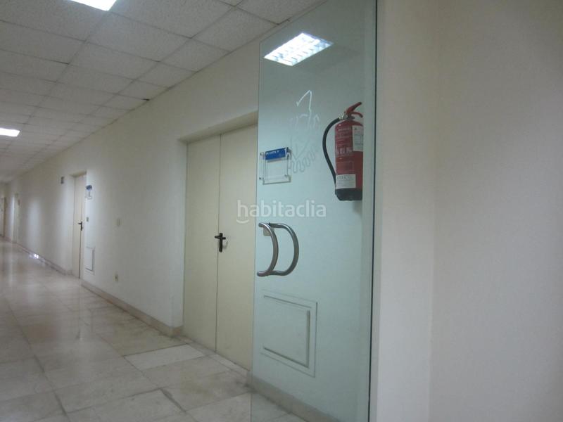 Foto a5a8de30-df45-4a1d-bbda-f5bb05865495. Oficina  amplia en buen estado en zona urbi en Basauri