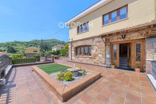Casa a schiera en Kalero-Basozelai. Precioso adosado reformado de 3 dormitorios con 430 m de parcela