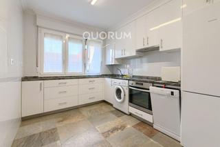 Piso en Centro-Ariz-Uribarri. Piso amplio y luminoso de 4 dorm. y 2 baños con ascensor en zona