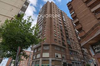 Pis a Centro-Ariz-Uribarri. Piso amplio de tres dormitorios con ascensor y balcón en pleno c