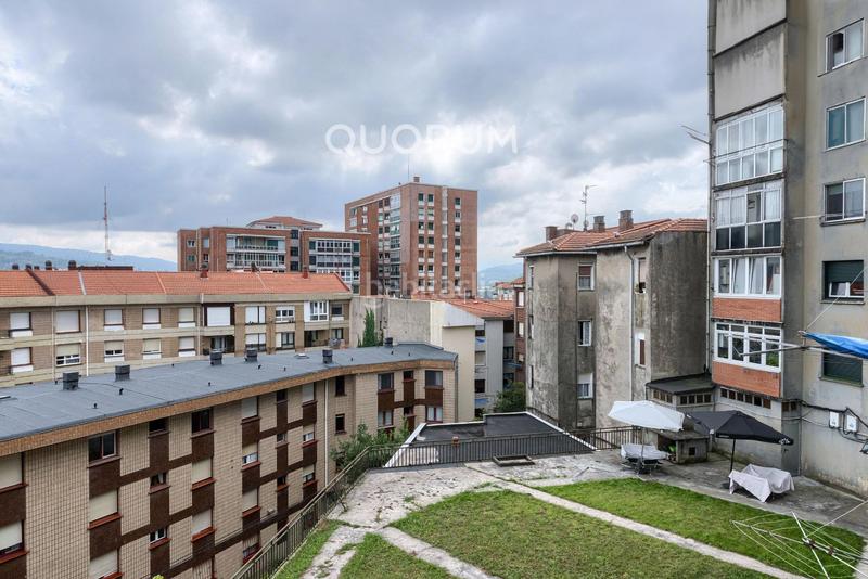 Foto 9efe4e88-ef4c-4a7c-8017-f6d629f0d464. Piso  para entrar a vivir de 3 dormitorios con dos balcones con parcela de garaje opcional en zona basozelai en Basauri