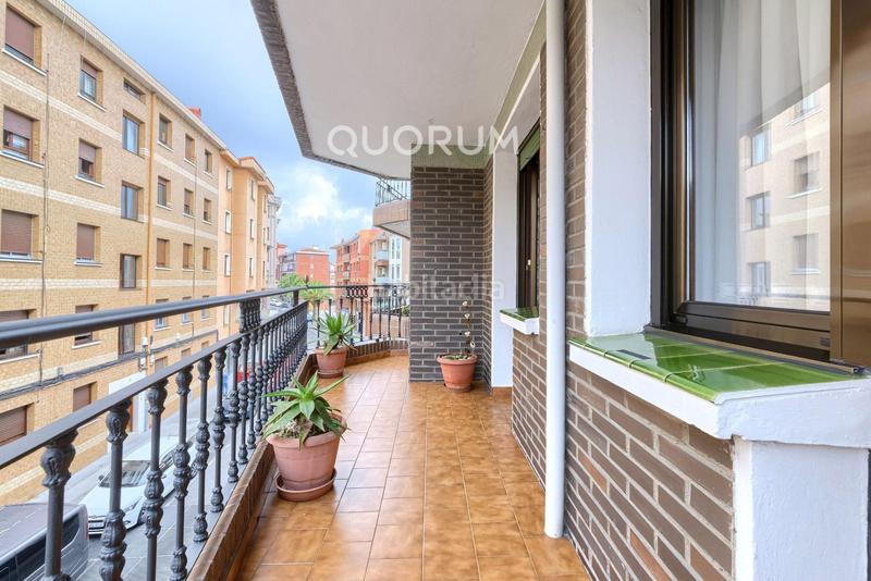 Foto dcf82433-516f-4cae-a9bd-31e571a4d82f. Piso  para entrar a vivir de 3 dormitorios con dos balcones con parcela de garaje opcional en zona basozelai en Basauri