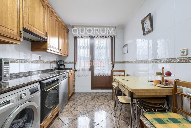 Foto e05f6e1f-af5d-4774-9075-8a847ac65049. Piso  para entrar a vivir de 3 dormitorios con dos balcones con parcela de garaje opcional en zona basozelai en Basauri