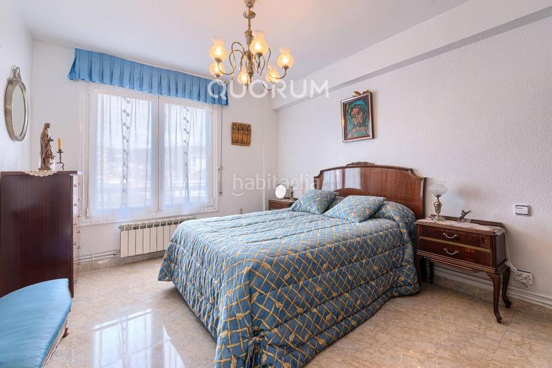 Foto f2dd9700-38ea-48f0-b643-f686e25b452a. Piso amplia y luminosa vivienda de 4 dormitorios y 2 baños con ascensor y parcela de garaje opcional en pleno centro en Basauri
