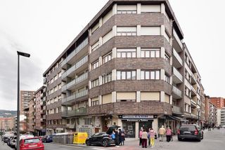 Alquiler Local Comercial en Centro-Ariz-Uribarri. Bar amplio en zona centro con cocina y licencia activa