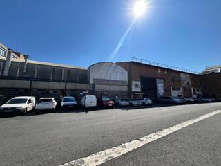 Nau industrial a Pozokoetxe. Nave industrial diáfano con mucha luz natural en zona azbarren