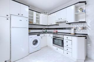 Appartement à Kalero-Basozelai. Piso totalmente exterior y muy luminoso de 3 dormitorios y 1 bañ