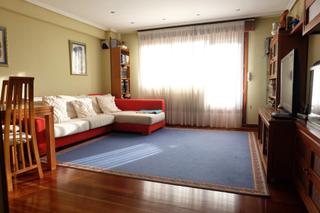 Appartement à Centro-Ariz-Uribarri. Piso luminoso de 3 hab y 2 baños con ascensor cota cero, balcón,