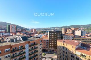 Piso en Centro-Ariz-Uribarri. Piso luminoso de 3 dormitorios con estancias amplias, terraza y