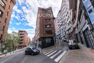 Pis a Kalero-Basozelai. Piso para entrar a vivir de 3 dormitorios y 1 baño con balcón y