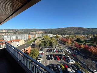 Pis a Pozokoetxe. Piso amplio y luminoso de 3 dorm. y 2 baños con balcón amplio, a