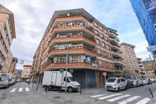 Appartement à Ugao - Miraballes. Piso amplio de 4 dorm. y 2 baños con ascensor y balcón y camarot