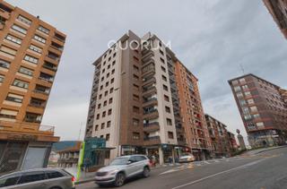 Etagenwohnung in Kalero-Basozelai. Piso amplio de 3 dorm. con ascensor cota cero y balcón con facha