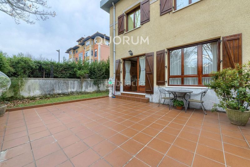 Foto ce5cee62-2f36-41c8-a178-7f9841827fd7. Casa a schiera con riscaldamento parcheggio in San Miguel Basauri