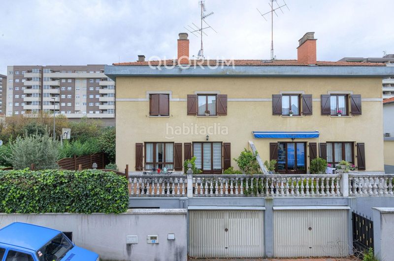 Foto f2400162-4177-426a-a995-2fb2f240a2fa. Casa a schiera con riscaldamento parcheggio in San Miguel Basauri