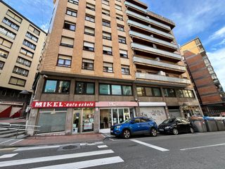 Miete Geschäftsraum in Kalero-Basozelai. Local comercial en buen estado con amplio escaparate en zona ayu